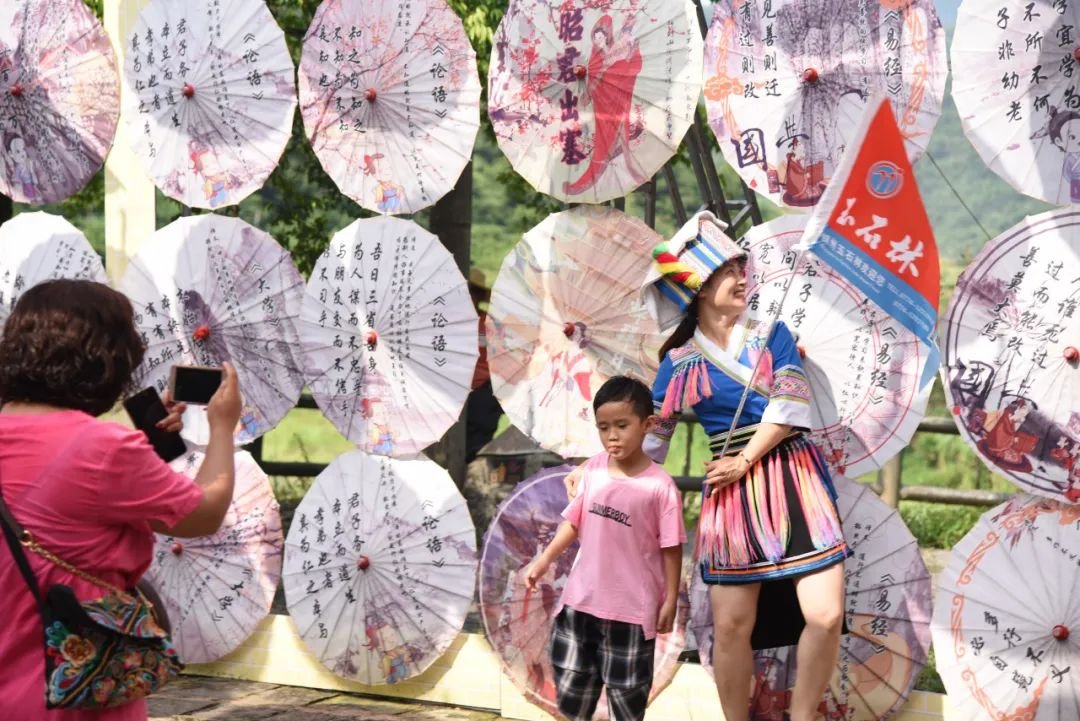 8月1日广西贺州玉石林多彩油纸伞节开始啦