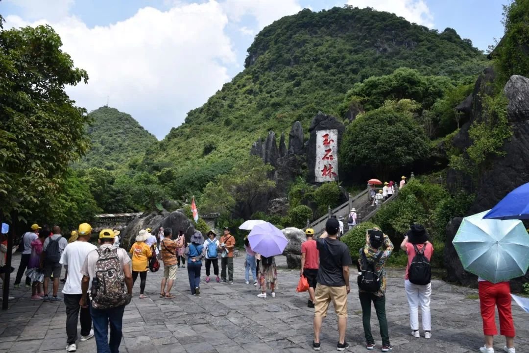 广西贺州市跨省旅游重启开放暨广东千人大型旅游团队首发团欢迎仪式在玉石林成功启动